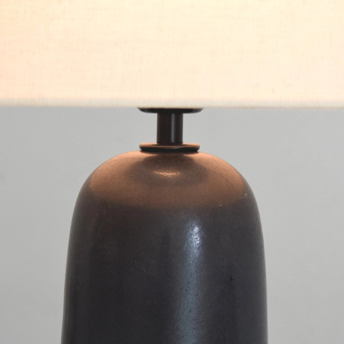 BARRO Tischlampe aus Portugal mit Leinen-Woll-Schirm und stoffummanteltem Kabel – Lorenz Laurent Home