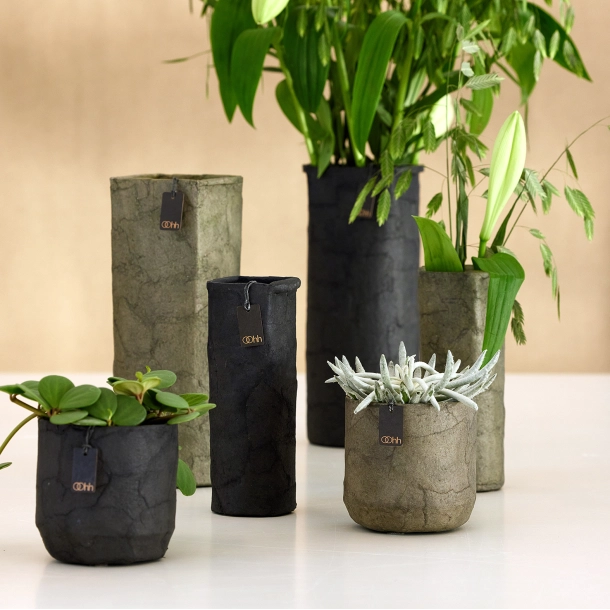 OOhh Vase Hoch, hohe schmale Form aus recyceltem Papier, handgefertigt in Sri Lanka – Lorenz Laurent Home