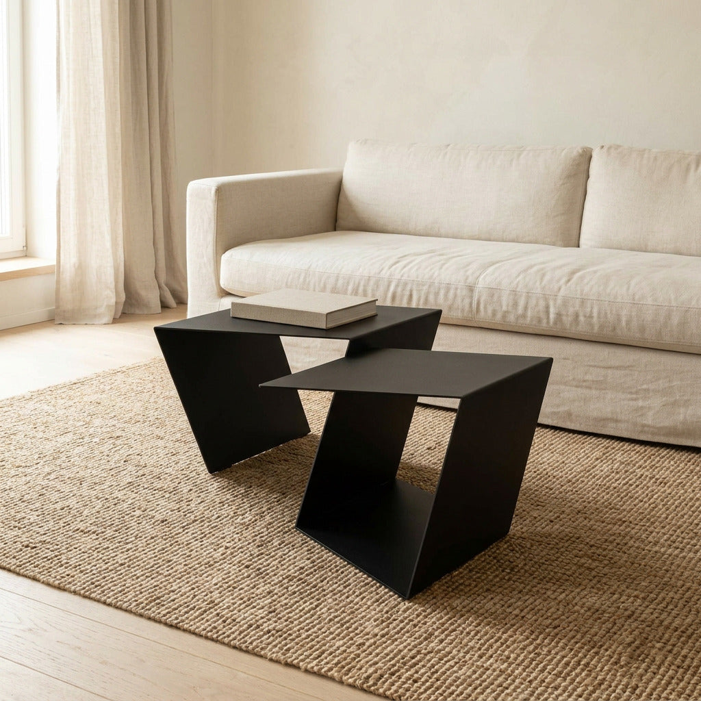 STALK Couchtisch-Set vor einem Leinensofa auf Juteteppich – Lorenz Laurent Home