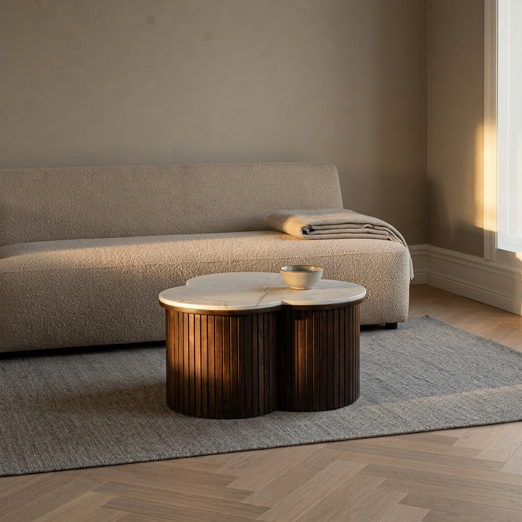 Lorenz Laurent – TREVO Couchtisch vor einem Sofa auf einem grauen Wollteppich