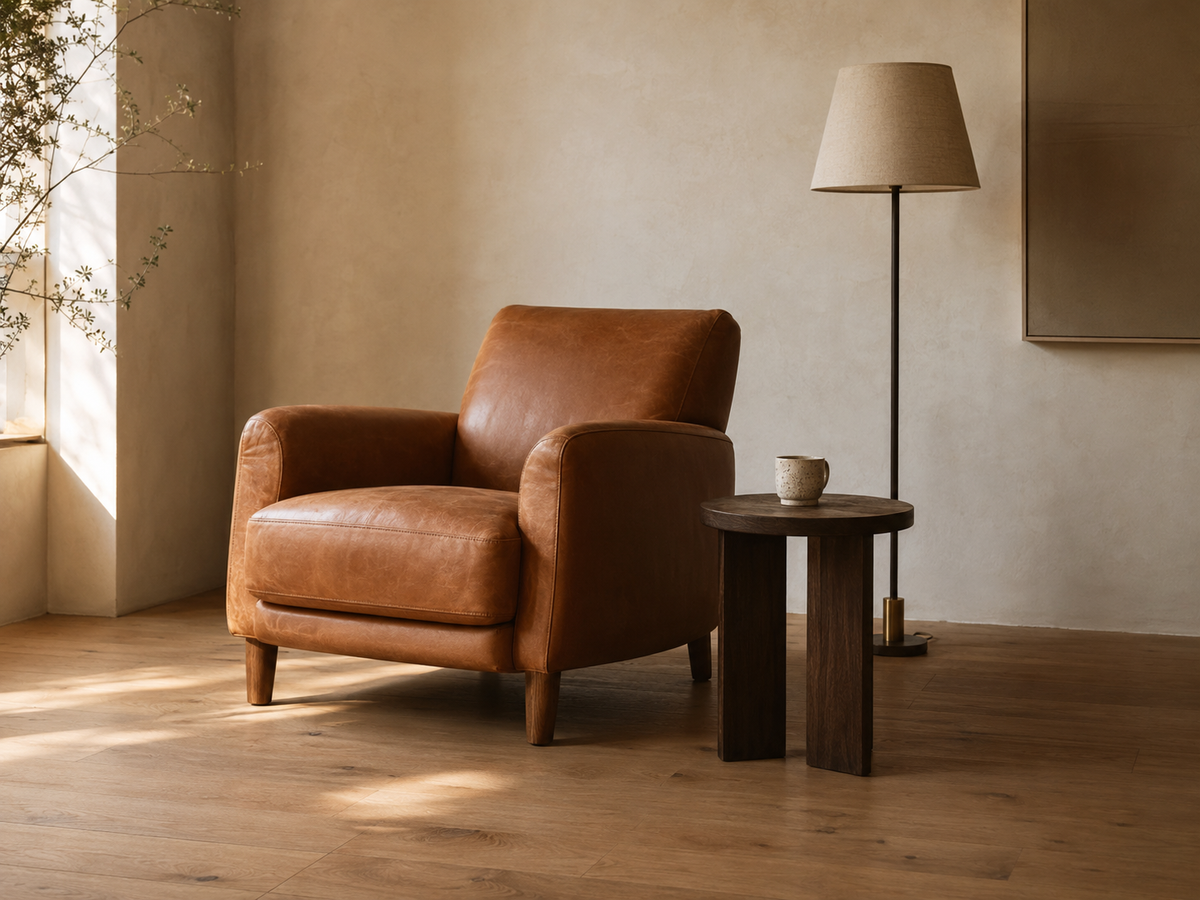 Leseecke mit gepolstertem Sessel, kleinem Beistelltisch und Stehleuchte – Lorenz Laurent Home