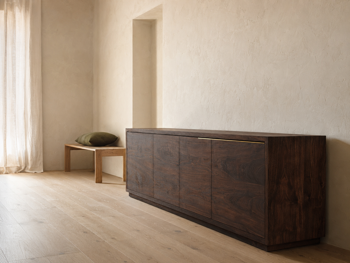 Wohnraum mit Nussbaummöbeln und abgestimmten Wandfarben in gedeckten Tönen – Lorenz Laurent Home