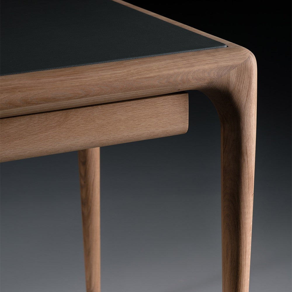 LATUS Schreibtisch mit Lederauflage im Raum – Lorenz Laurent Home