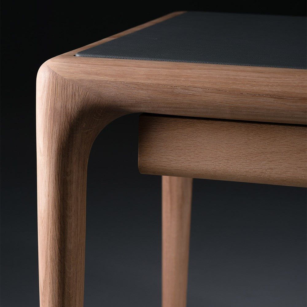 LATUS Schreibtisch mit Lederauflage im Raum – Lorenz Laurent Home