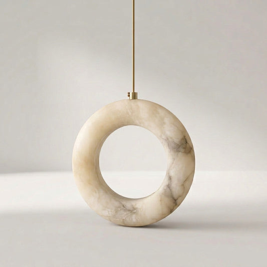 Lorenz Laurent – ANELLO Pendelleuchte, Ring aus weißem Marmor mit Fassung aus gebürstetem Messing