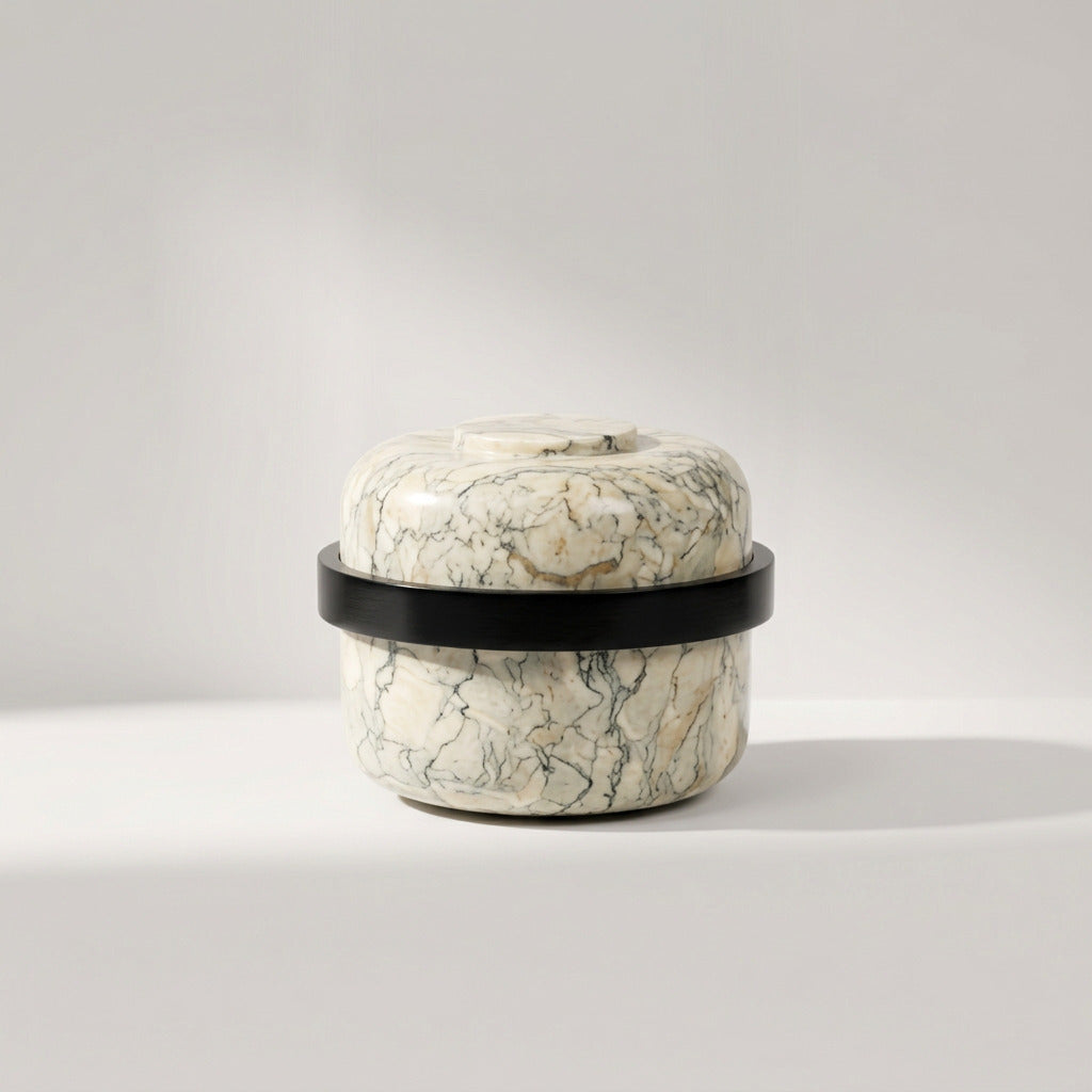 Lorenz Laurent – CINTA Marmordose aus cremeweißem Marmor mit schwarzem Corian-Ring