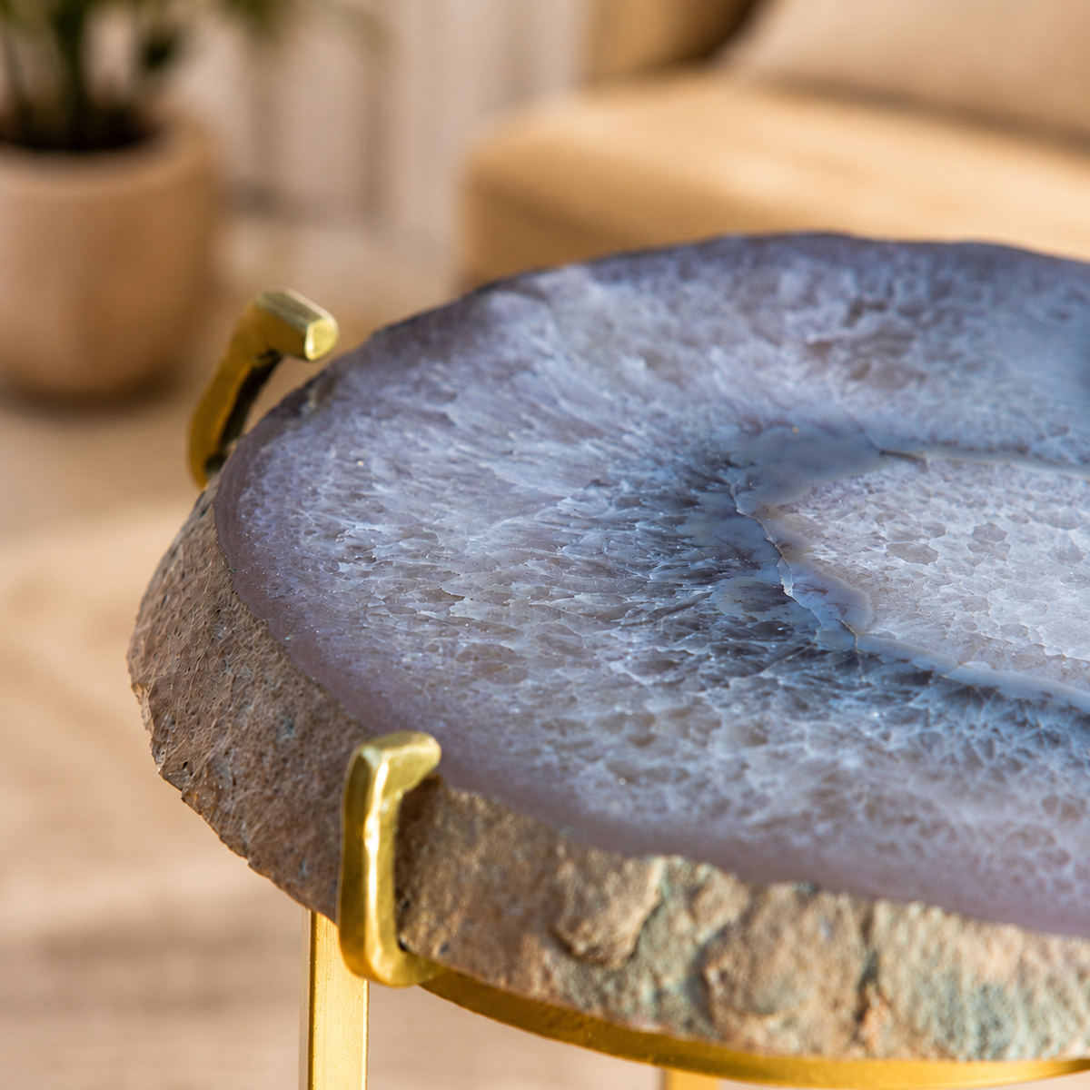 ACHAT Beistelltisch mit polierter Steinplatte und naturbelassener Kante, handgefertigt – Lorenz Laurent Home