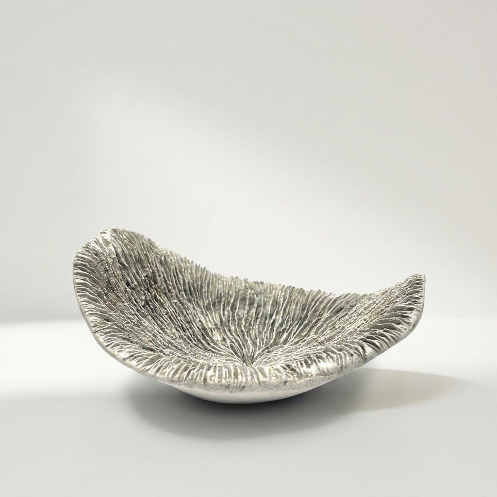 AKAN Vase aus handgefertigtem Zement in Weiß, niedrige Form mit 17 x 17 x 7 cm – Lorenz Laurent Home