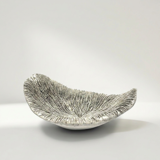 AKAN Vase aus handgefertigtem Zement in Weiß, niedrige Form mit 17 x 17 x 7 cm – Lorenz Laurent Home