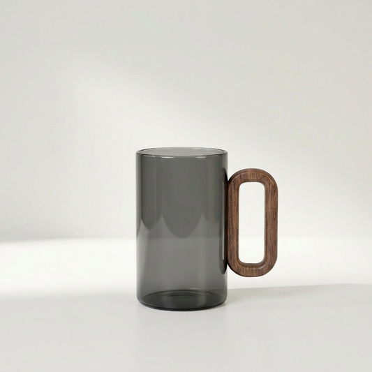 AKARI Glasbecher aus rauchgrauem Borosilikatglas mit Holzgriff, 350 ml, Ø 7 x H 11 cm – Lorenz Laurent Home