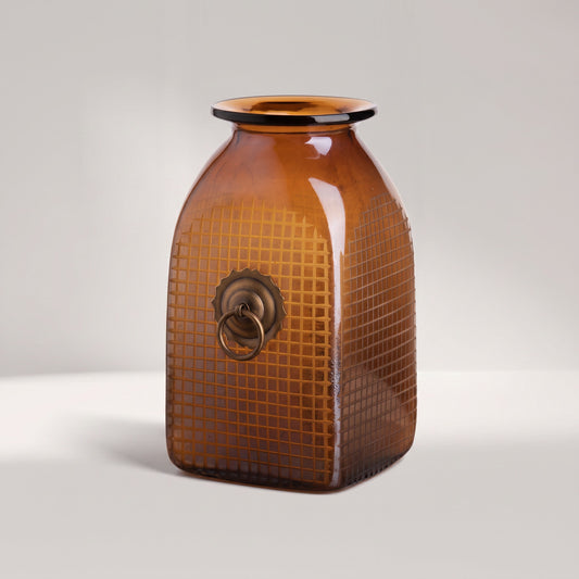 ANSA Vase aus bernsteinfarbenem Glas mit geätztem Gittermuster und Bronze-Ringzug – Lorenz Laurent Home