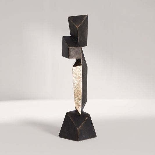 APEX Skulptur aus mattschwarzem Harz mit goldenen Facetten auf trapezförmigem Sockel – Lorenz Laurent Home