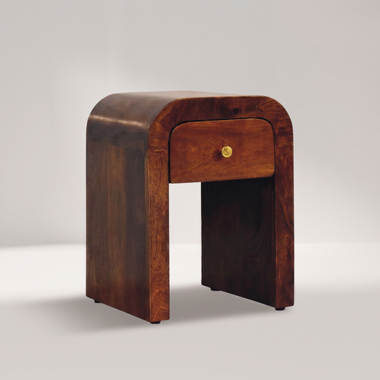 ARCO Nachttisch aus massivem Mangoholz in Braun mit Bogenform, Schublade und Messingknauf – Lorenz Laurent Home