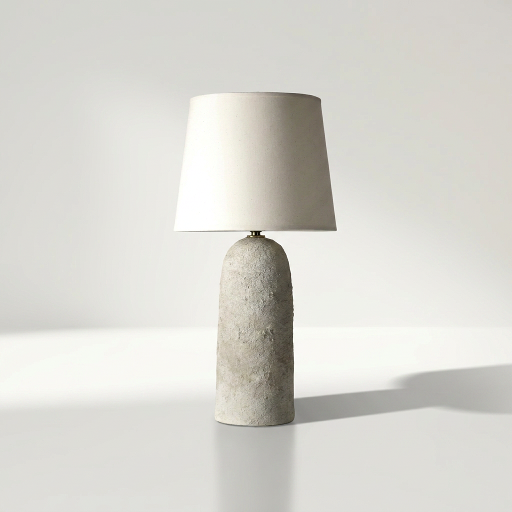 ARMONA Tischlampe aus handgefertigtem Beton mit Metall- und Holzdetails, 12 x 12 x 30 cm – Lorenz Laurent Home