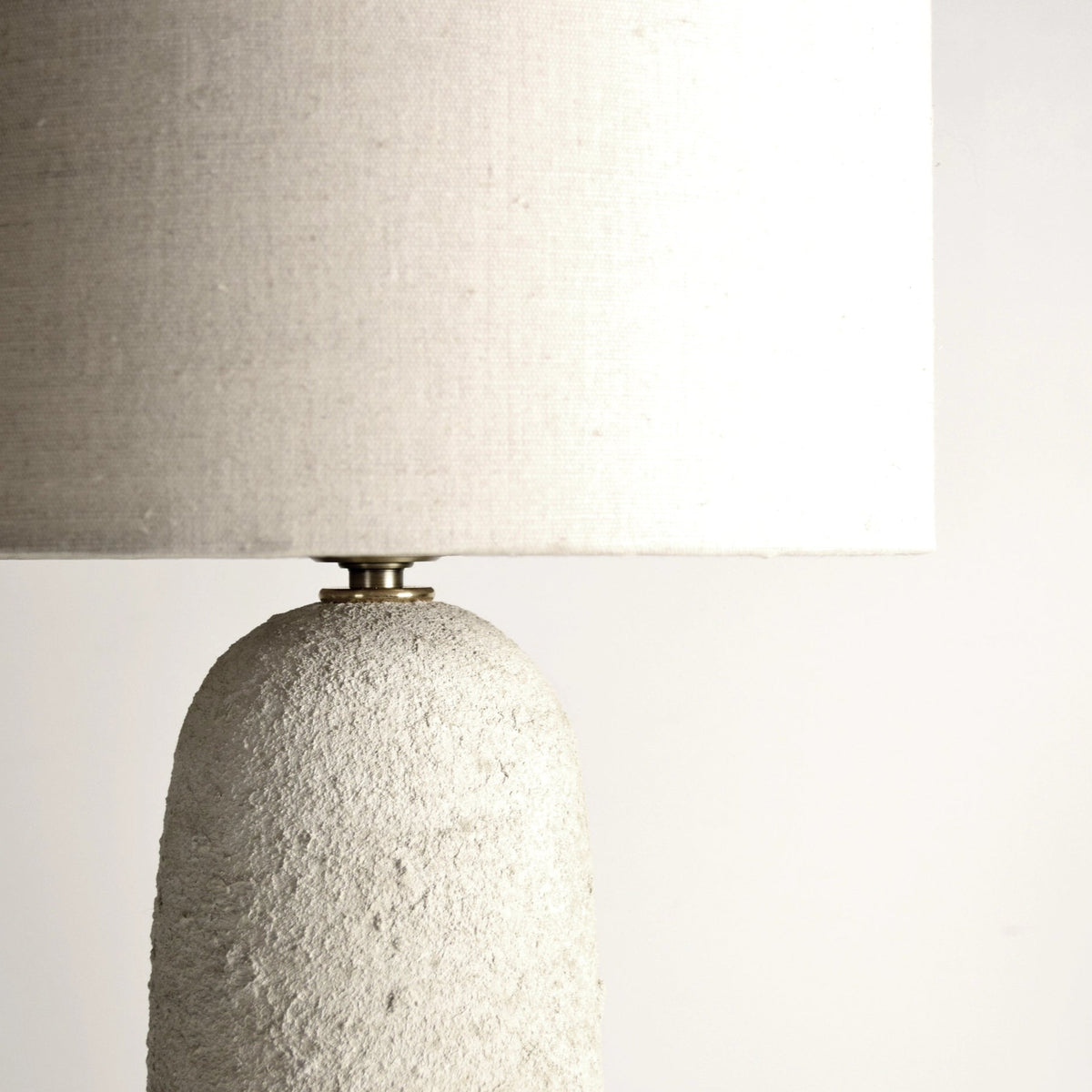 ARMONA Tischlampe aus Beton mit spürbarer Materialstruktur, niedrig mit 30 cm Höhe – Lorenz Laurent Home