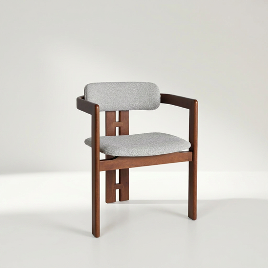 ARVO Stuhl aus Eschenholz in Braun mit gepolsterten Details, 57 x 51 cm – Lorenz Laurent Home