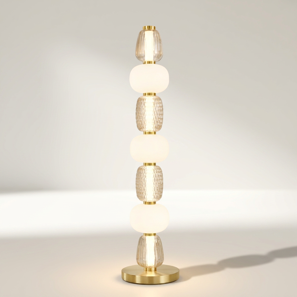 AUREL Stehlampe aus goldfarbenem Metall mit sieben Glaselementen, 108,8 cm hoch – Lorenz Laurent Home