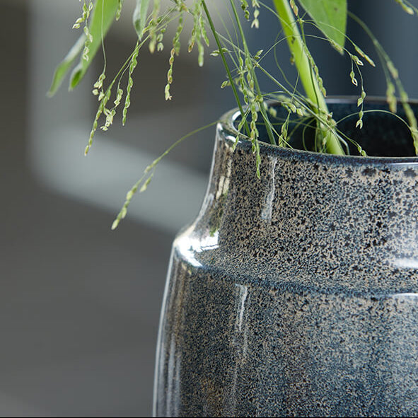 AYA Vase, handgefertigt in Sri Lanka mit Solarenergie und Wasserwiederverwendung – Lorenz Laurent Home