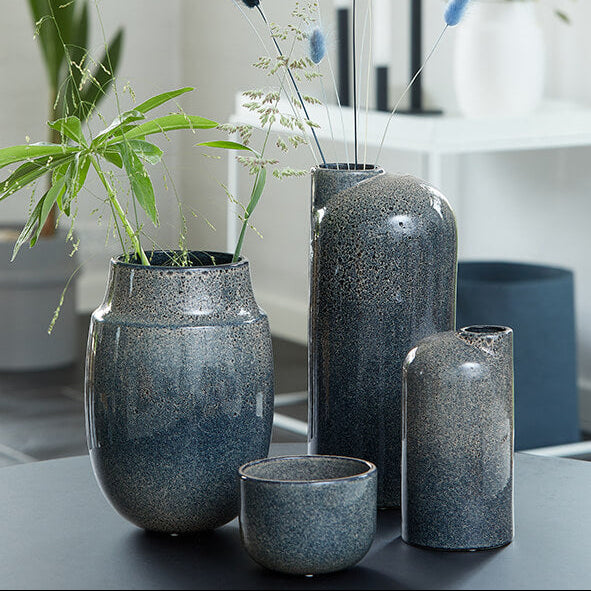 AYA Vase aus Keramik mit geschwungener Form und feiner Sprenkelung, für große Arrangements – Lorenz Laurent Home