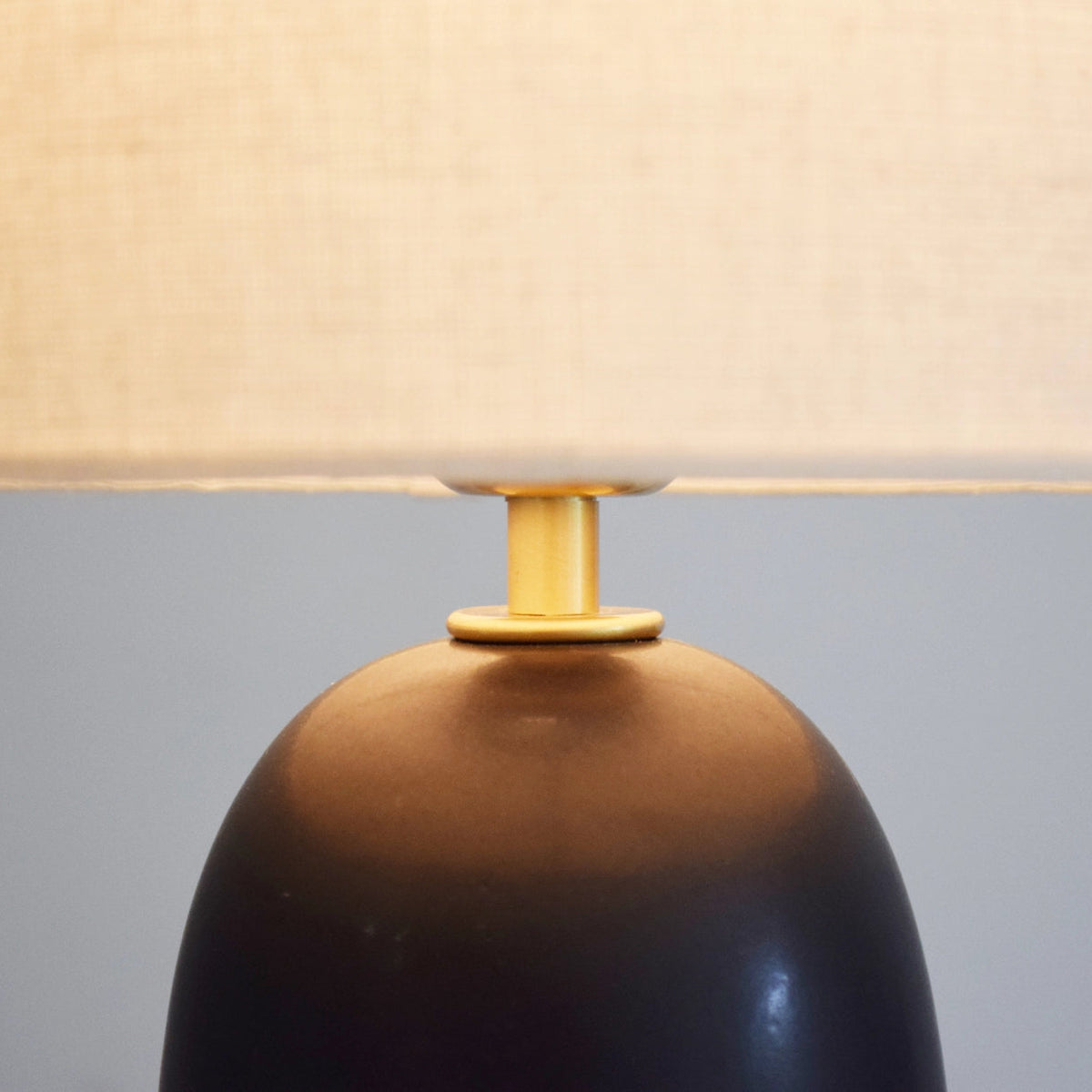 BARRO Tischlampe aus handgefertigter Keramik mit Metallteilen in Messingoptik, 50 cm hoch – Lorenz Laurent Home