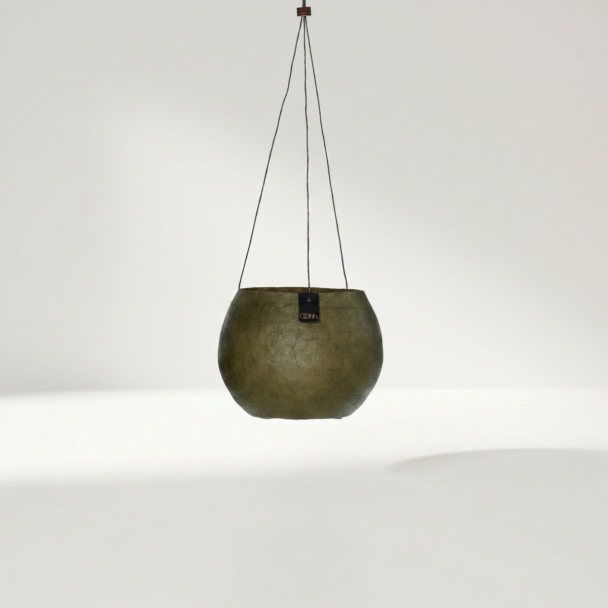 Burnt Olive Hängetopf aus recyceltem Papier mit Naturfaserkordeln zum Aufhängen – Lorenz Laurent Home