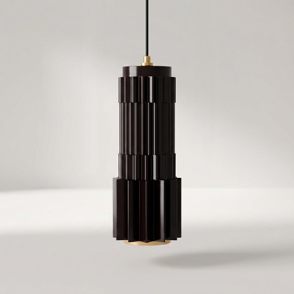 CANNA Pendelleuchte aus lackiertem Metall mit senkrechten Lamellen in dunklem Aubergine – Lorenz Laurent Home