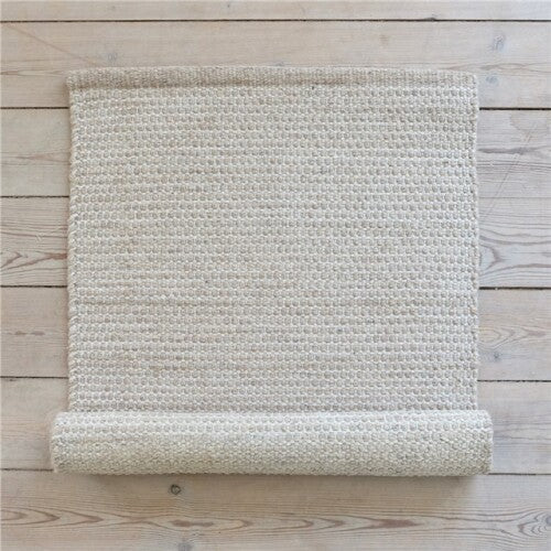 FENN Teppich in warmem Beige für Flur, Küche und als Layering über größeren Teppichen – Lorenz Laurent Home