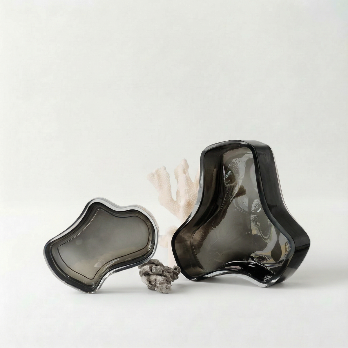 CORAL Schale aus massivem Glas in Grau, hochglänzend, 30 x 30 cm für Tisch und Sideboard – Lorenz Laurent Home