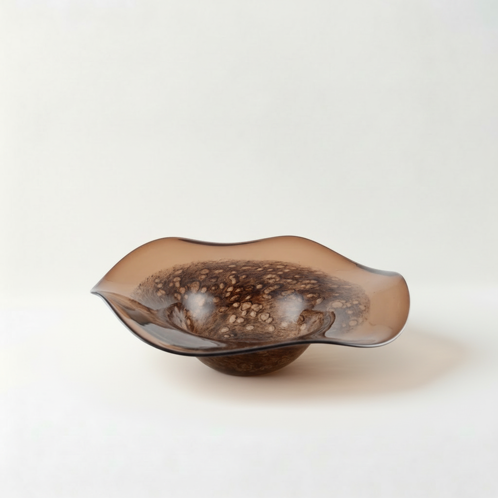 AULICA Schale aus Glas in Braun mit gewellter Form, 40 x 40 cm, als Obstschale und Centerpiece – Lorenz Laurent Home