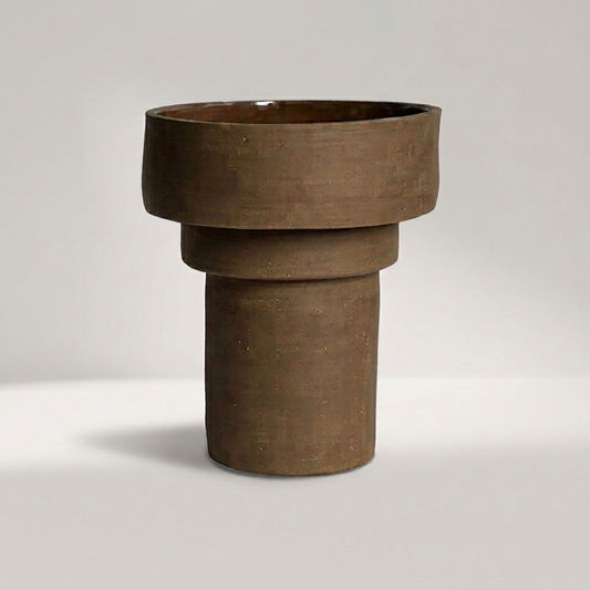 LANIKAI Vase aus unglasierter Keramik in Graubraun mit gestuftem Fuß – Lorenz Laurent Home