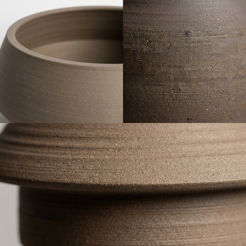 LANIKAI Vase im Detail, Rand, raue Tonoberfläche und Absatz am Fuß – Lorenz Laurent Home