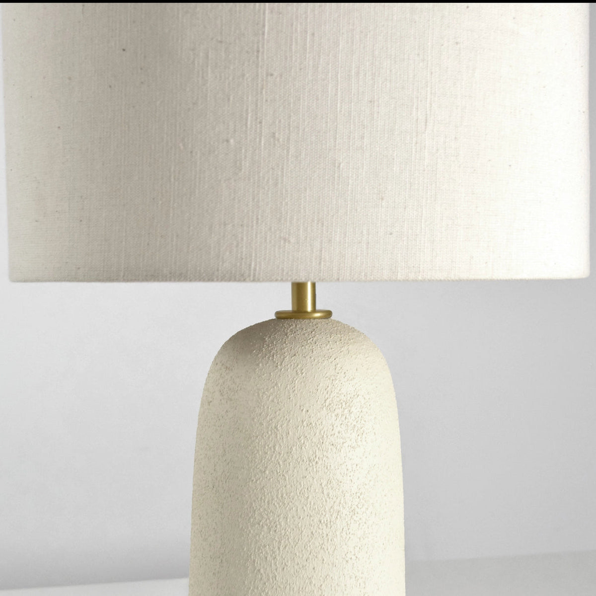 LINA Tischlampe aus Portugal mit Metallteilen in Messing- oder Schwarzoptik, 30 cm hoch – Lorenz Laurent Home