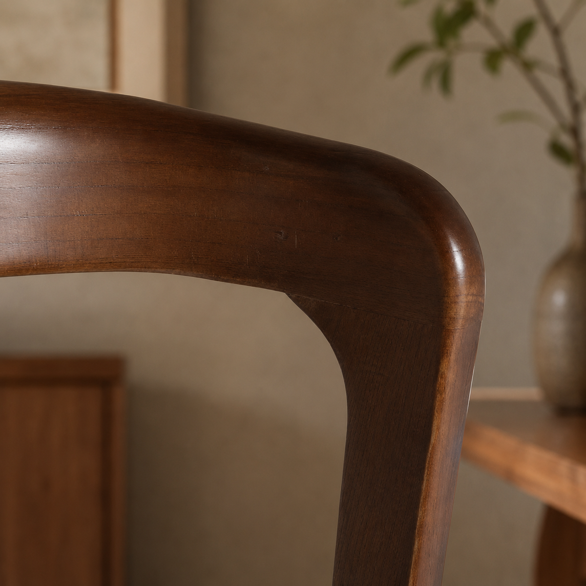 MADO Holzstuhl mit gepolsterter Sitzfläche in Beige und geschwungener Rückenlehne – Lorenz Laurent Home