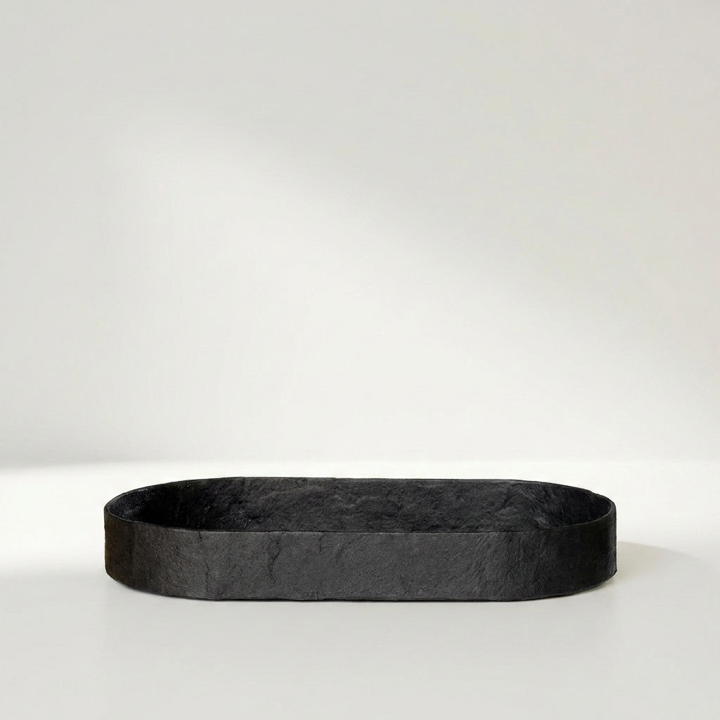MOKA Pulp Tablett in Schwarz aus 100 Prozent recyceltem Papier, matt, 28 x 25 cm – Lorenz Laurent Home