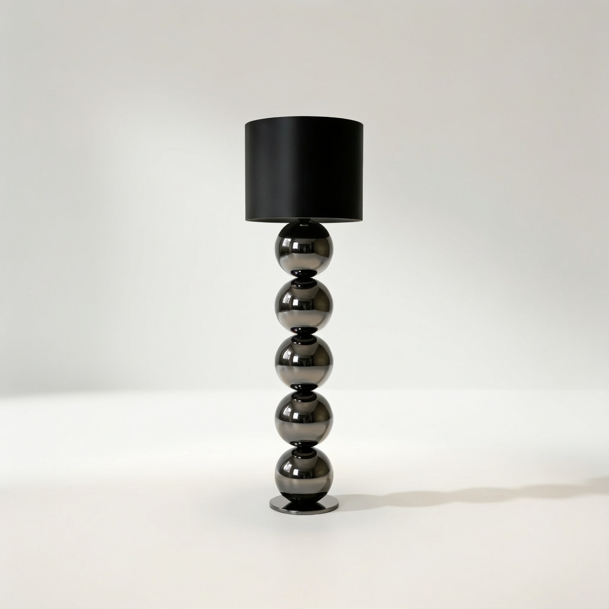 NERO Stehlampe aus fünf Metallkugeln in Anthrazit mit satinschwarzem Schirm, 165 cm hoch – Lorenz Laurent Home