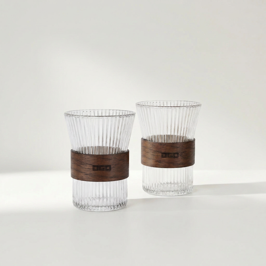 NOKU Glas Set mit zwei Bechern aus Borosilikatglas und dunkler Holzmanschette, je 300 ml – Lorenz Laurent Home