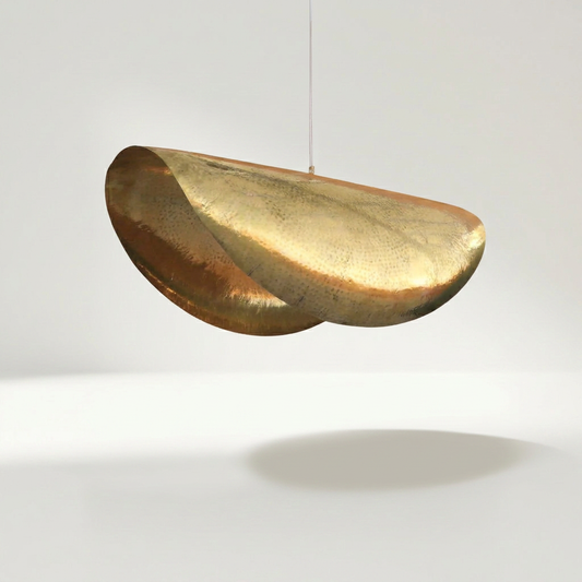 NOOR Pendelleuchte aus Messing in warmem Goldton, lotusblatt-inspirierte Form, 40 bis 100 cm – Lorenz Laurent Home