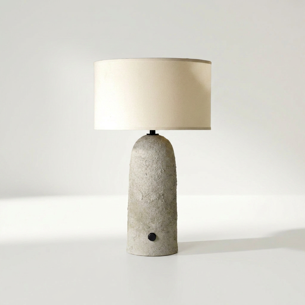 NOOR Tischlampe aus Keramik mit rauer Betonbeschichtung, schmal, 12 x 12 x 50 cm – Lorenz Laurent Home