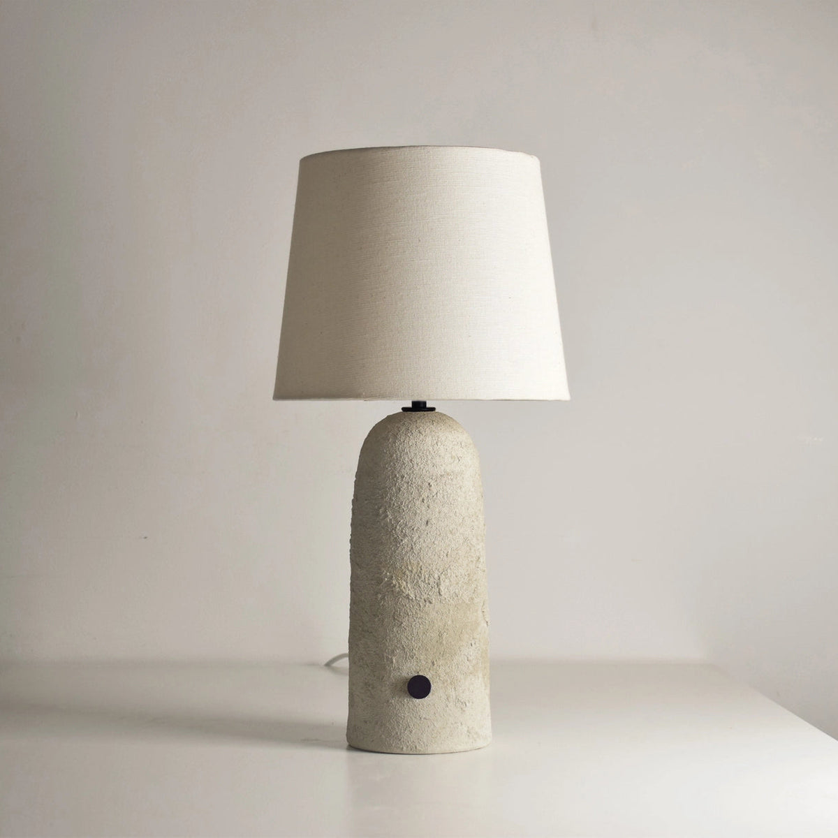 NOOR Tischlampe mit Leinen-Woll-Schirm und Metallteilen in Schwarz oder Messingoptik – Lorenz Laurent Home