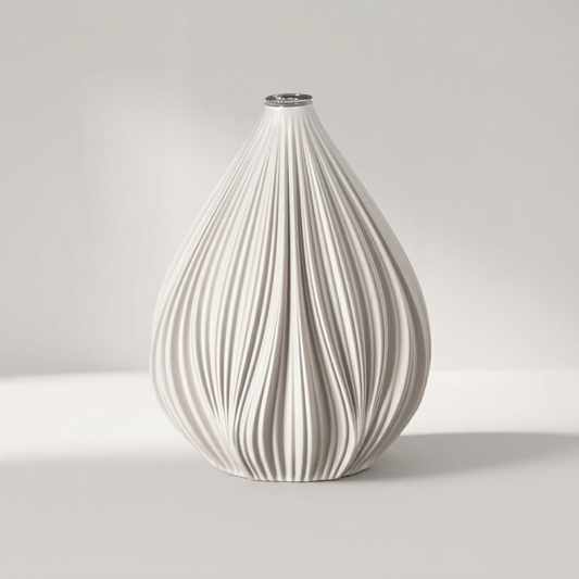 PLICA Vase aus 3D-gedrucktem Biokunststoff mit tiefen senkrechten Falten – Lorenz Laurent Home