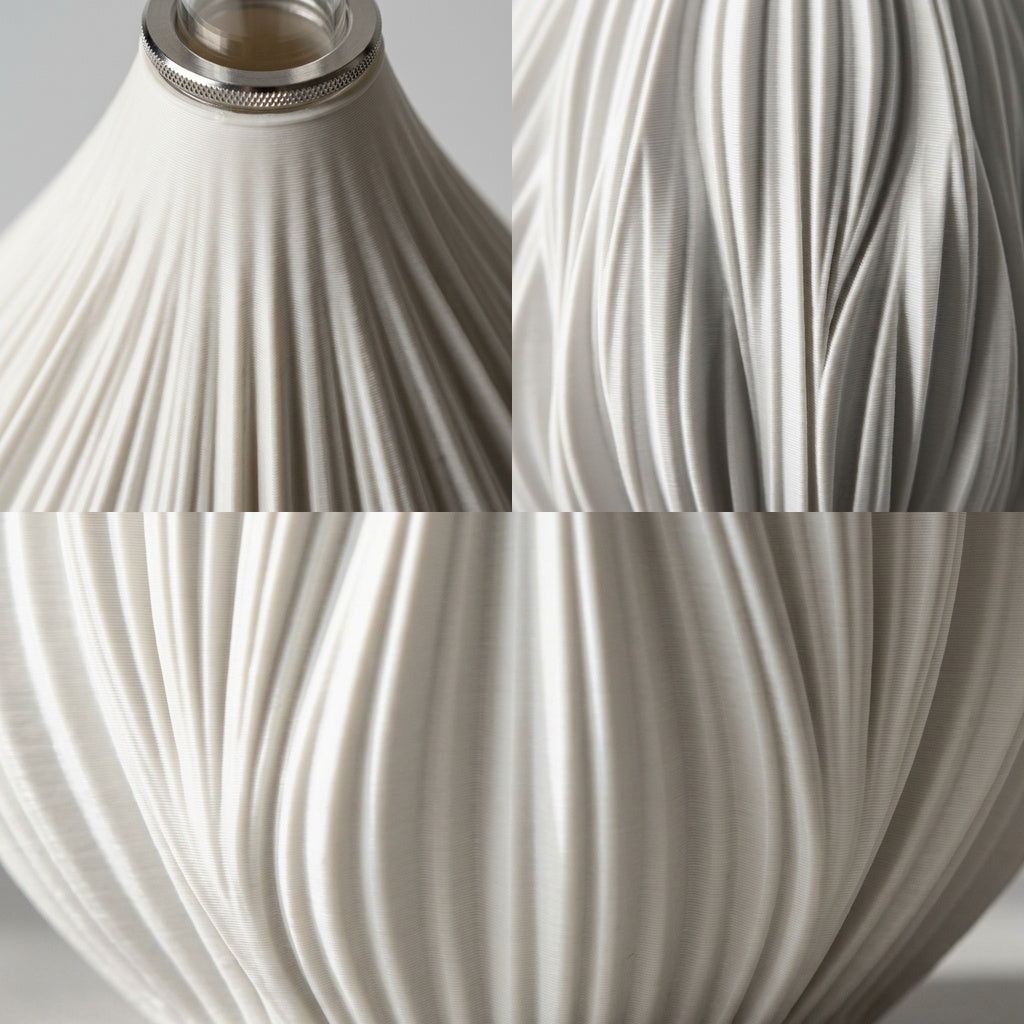 PLICA Vase im Detail, Faltenrippen mit feinen Druckschichten und Hals mit Glaseinsatz – Lorenz Laurent Home