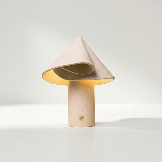 SHAYD Tischlampe aus Ton und Keramik in Sandbeige, matt, 26,7 x 24,1 x 33 cm – Lorenz Laurent Home