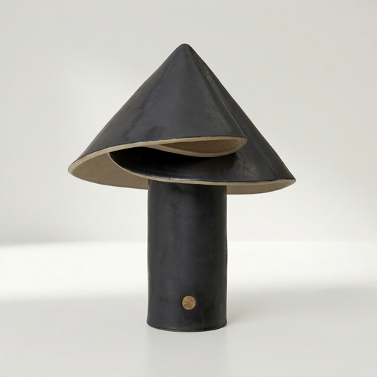 SHAYD Tischleuchte aus gefaltetem Ton in Graphit, 26,7 x 24,1 x 33 cm – Lorenz Laurent Home