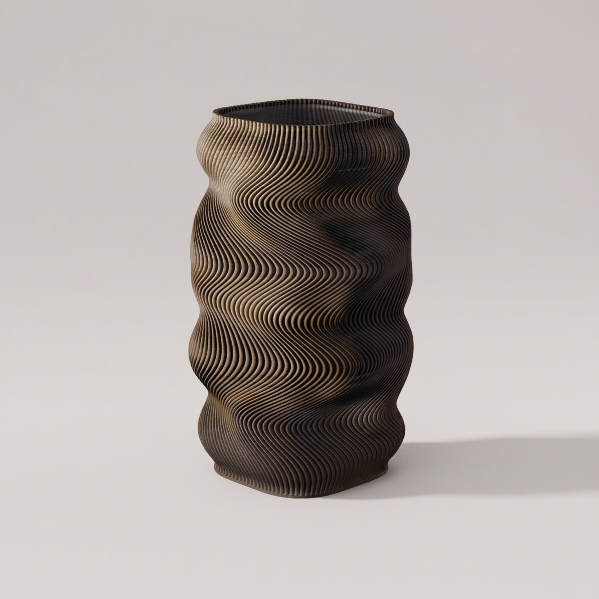 STRATA Vase aus 3D-gedrucktem PLA in Tamarinde mit gewellter Schichtstruktur – Lorenz Laurent Home