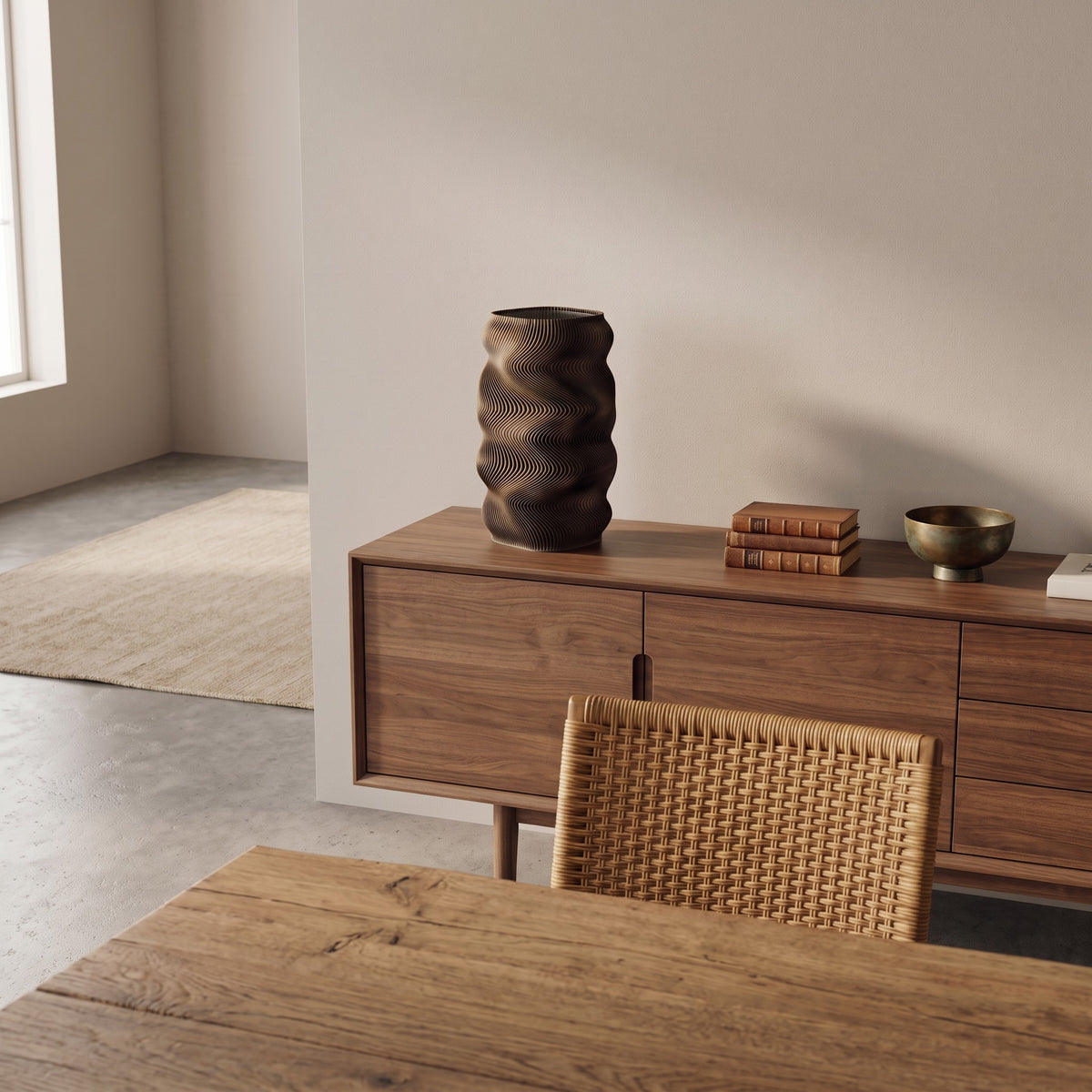 STRATA Vase in Tamarinde auf einem Nussbaum-Sideboard im Essbereich – Lorenz Laurent Home