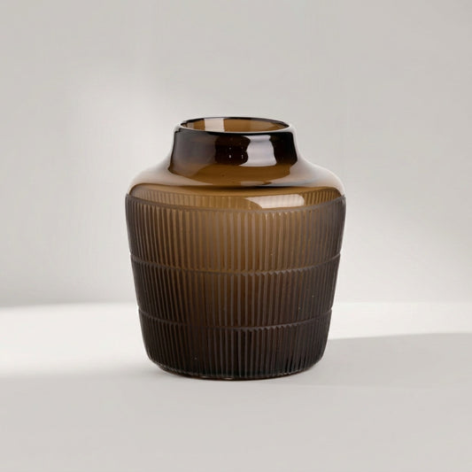 STRIA Vase aus rauchbraunem Glas mit geripptem Korpus und glatter Schulter – Lorenz Laurent Home