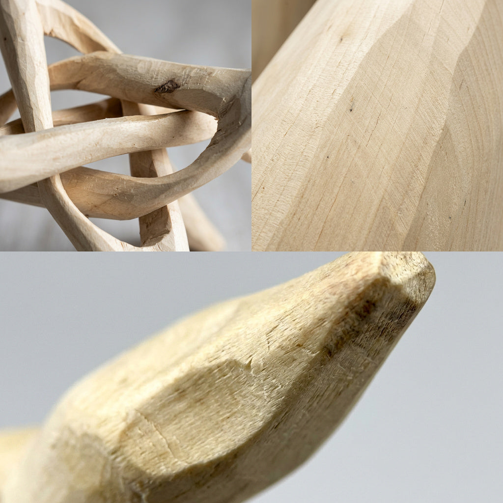 TRIPUS Holzständer im Detail, Kreuzung und geschnitzte Spitze in hellem Holz – Lorenz Laurent Home