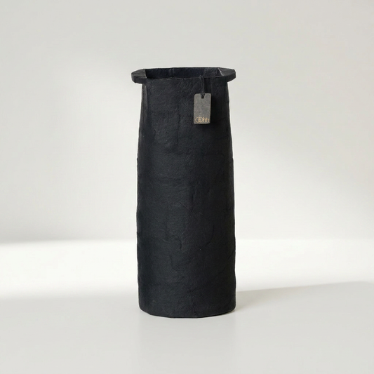 VAKO Pulp Vase in Schwarz aus 100 Prozent recyceltem Papier, hoch und schmal – Lorenz Laurent Home