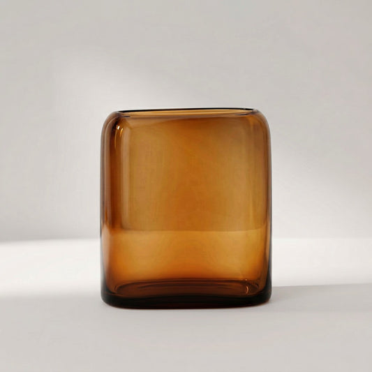 VELUM Vase aus mundgeblasenem Kristall in Bernstein mit flacher Form – Lorenz Laurent Home