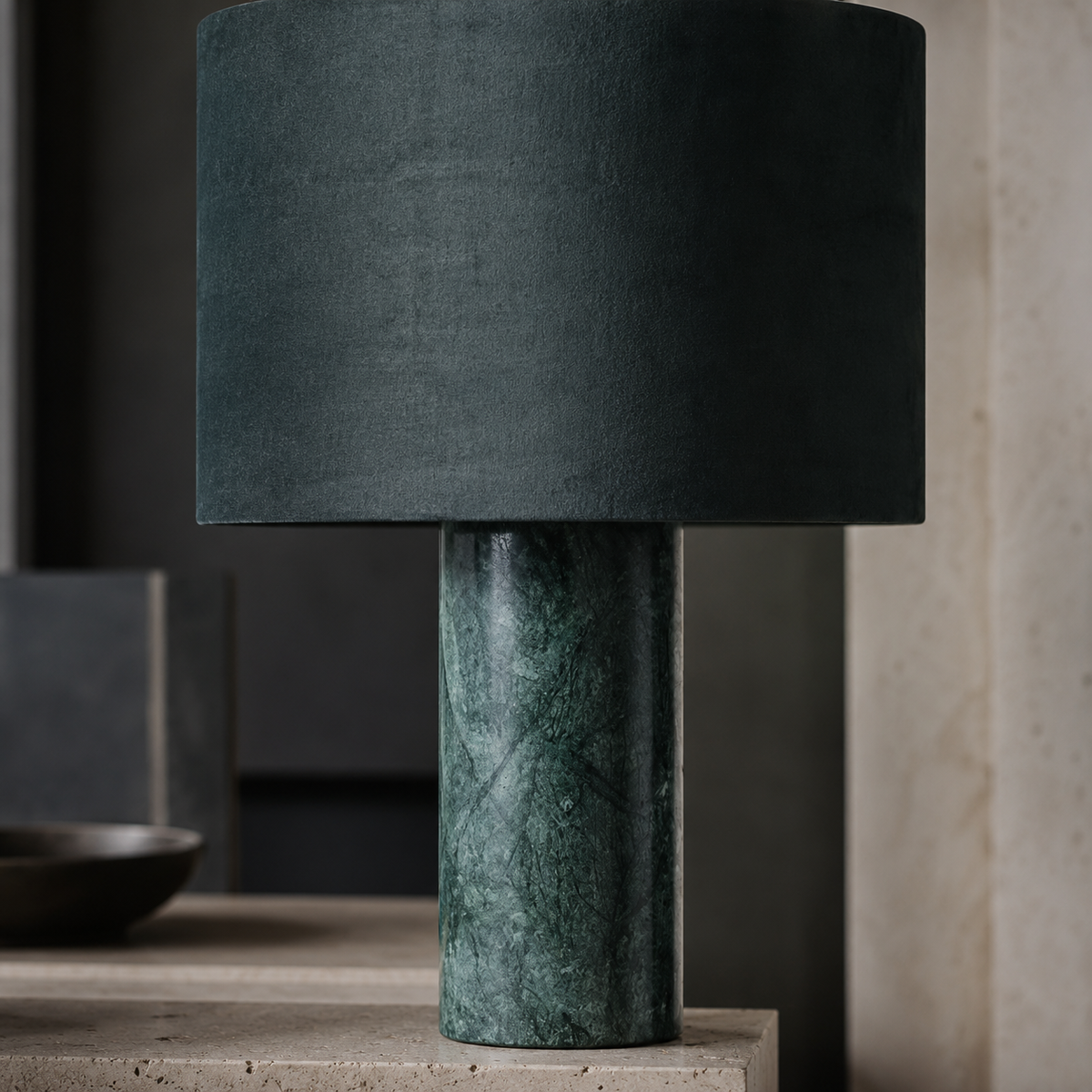VERDE Tischleuchte mit Marmorfuß in Grün und Veloursschirm, E27-Fassung, für Sideboard und Konsole – Lorenz Laurent Home